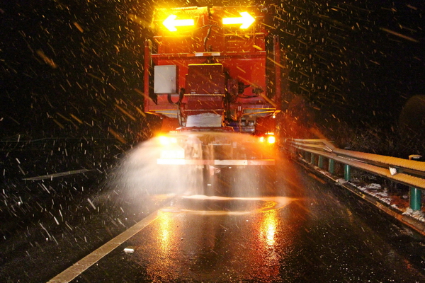 大風降雪，馬巢高速除雪撒布機緊張作業.jpg