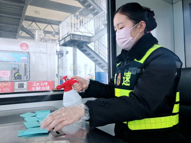 一線員工配備口罩、手套等防護用品堅守崗位，同時做好辦公、生活區域及CPC卡的消毒。_調整大小.png