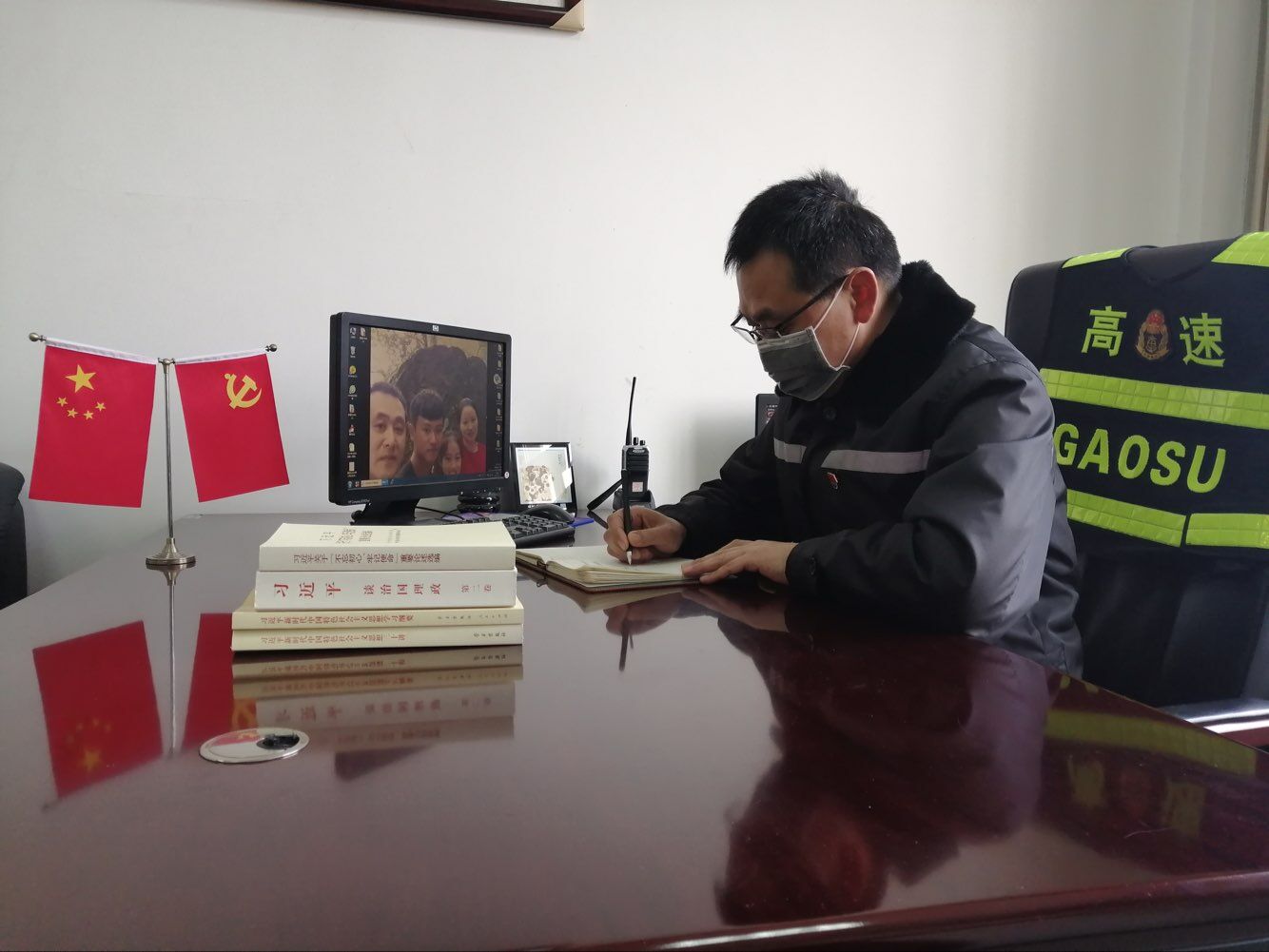 界阜蚌公司利辛東站青年團員積極做宣傳志愿者，在收費廣場發放“知艾防艾宣傳單”，營造良好的艾滋病防治社會環境。.jpg