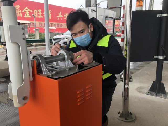淮南站的青年團員方山山堅守一線當好機電設備的醫生，保障機電設備健康運轉01.jpg