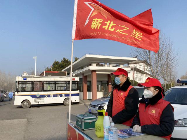 一叢愛心的“熱情紅”：情暖司乘，汴水明珠服務隊在向司乘發放愛心口罩.jpg