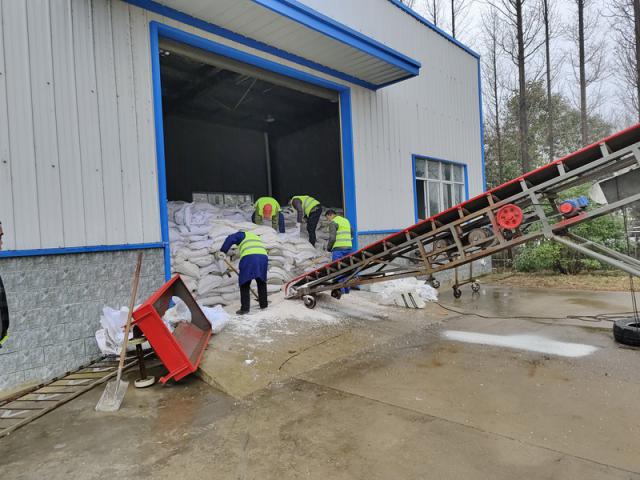 裝填融雪劑，嚴陣以待。_調整大小.jpg