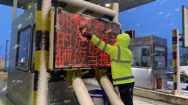因雪天封道，合巢蕪處蕪湖北站工作人員積極為司乘人員重新規劃路線擇道行駛以及清掃道口積雪工作 (3)_調整大小.JPG